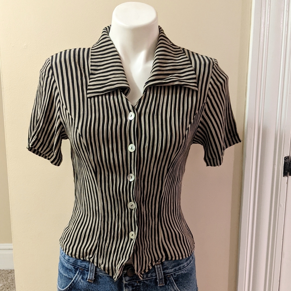 Vintage Camille Claudel Petites striped button down shirt sleeve top.